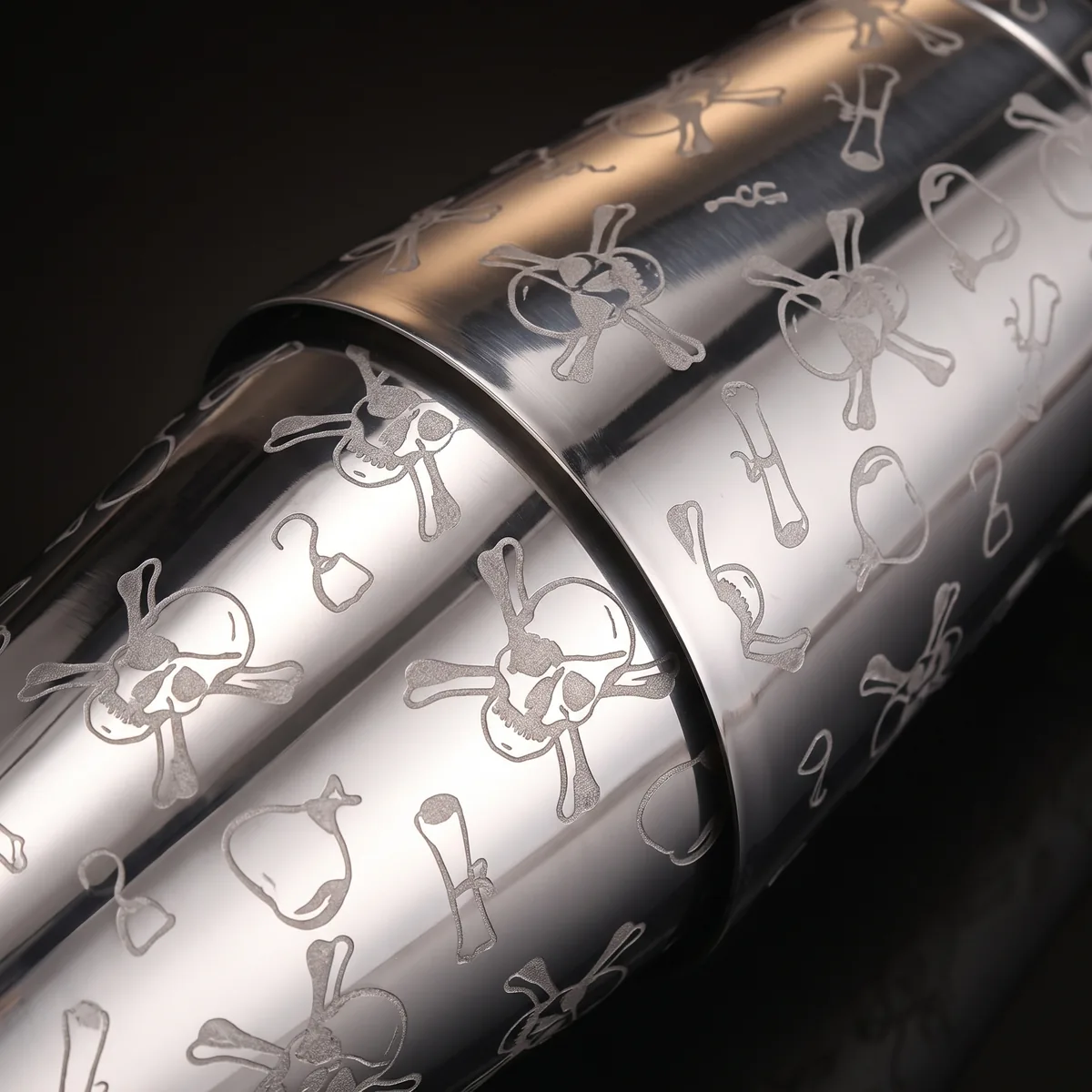Engraved Boston shaker, mirror-finish skull, three-quarter view