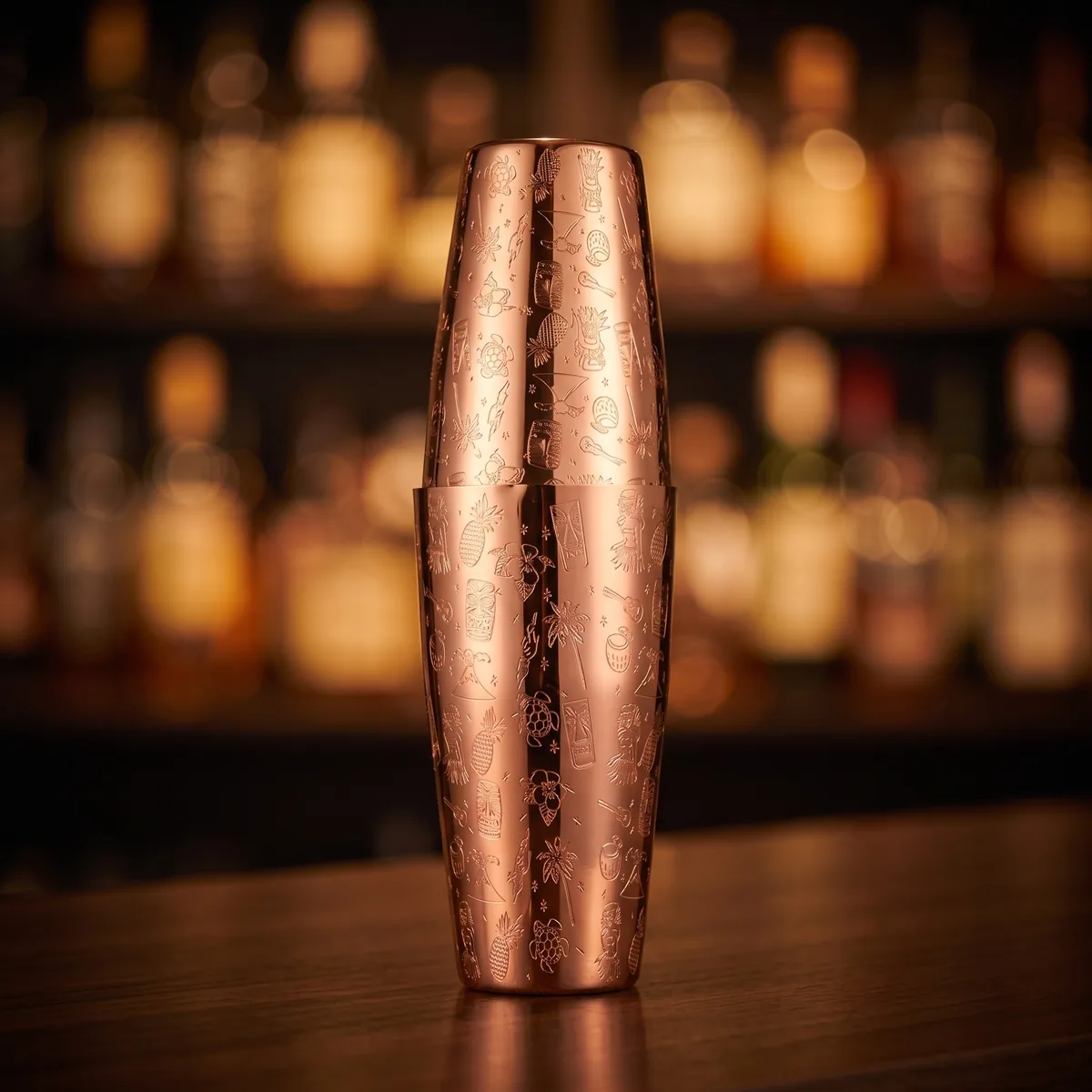 Copper engraved Boston shaker 650 + 850 ml, on a bar counter
