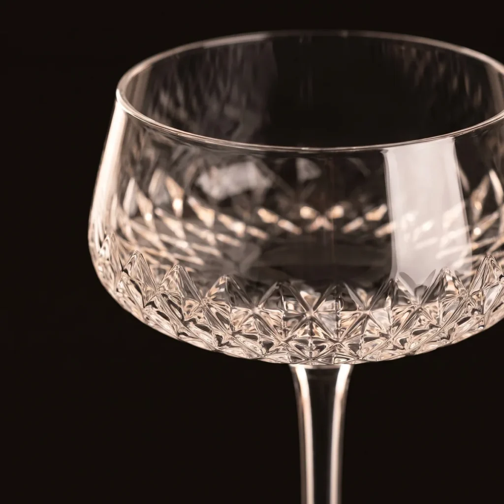 Engraved cocktail coupe 300 ml, three-quarter view