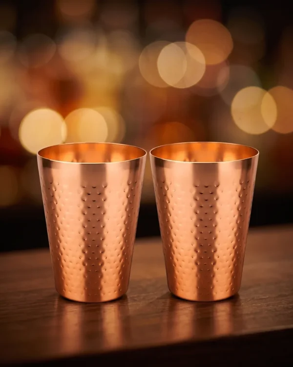 Hammered copper-colour tumblers 430 ml, set of 2, on a bar counter