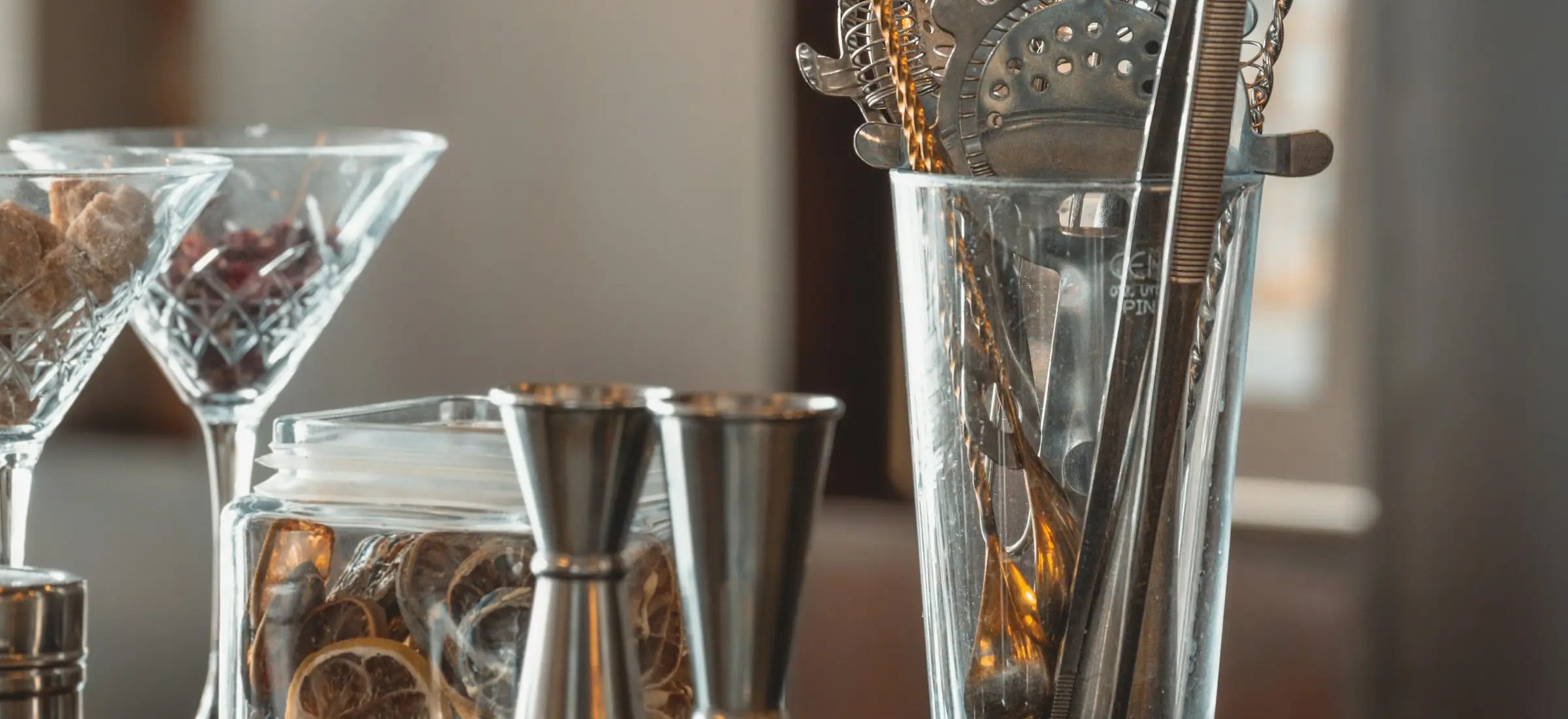Accessoires de bar alignés sur un comptoir