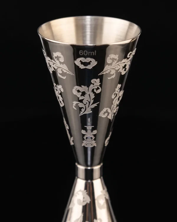 Engraved jigger 30/60 ml, petal pattern, three-quarter view
