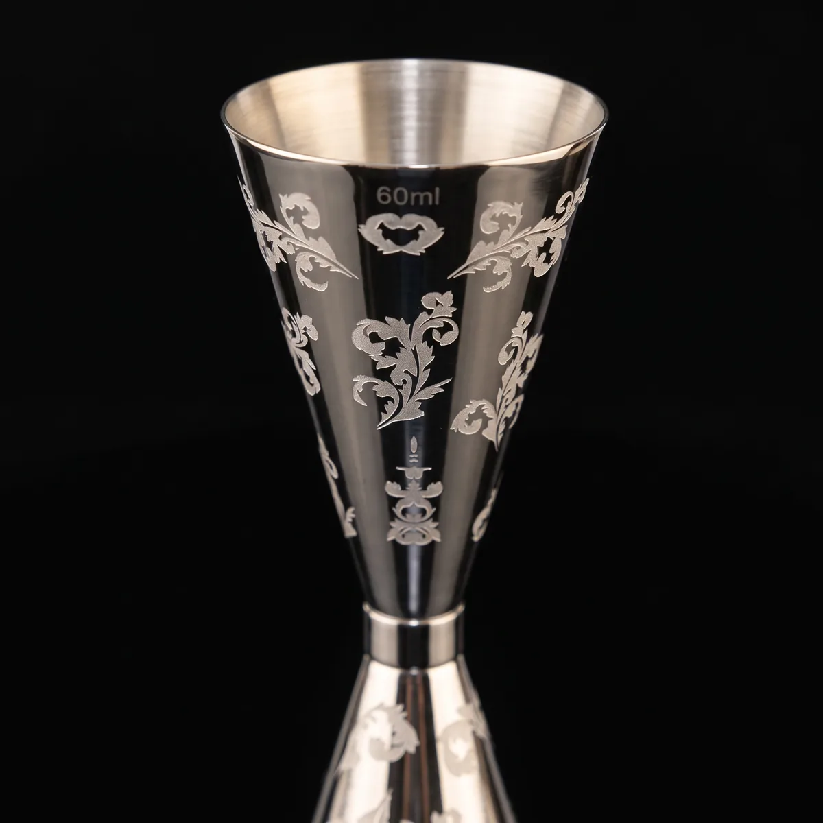Engraved jigger 30/60 ml, petal pattern, three-quarter view
