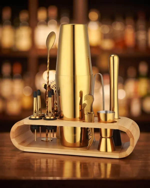 Cocktail kit 12 pieces, gold, Boston, on a bar counter