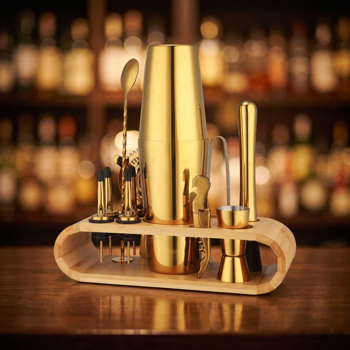 Cocktail kit 12 pieces, gold, Boston, on a bar counter