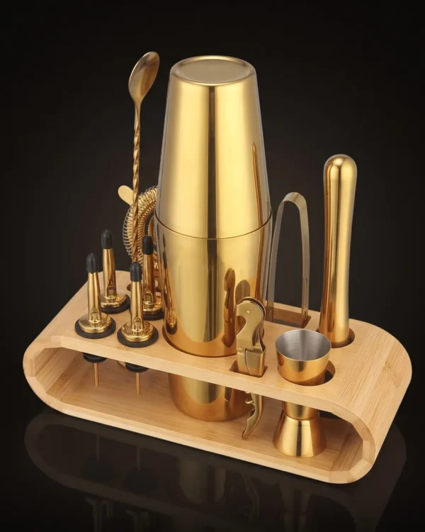 Cocktail kit 12 pieces, gold, Boston, three-quarter view