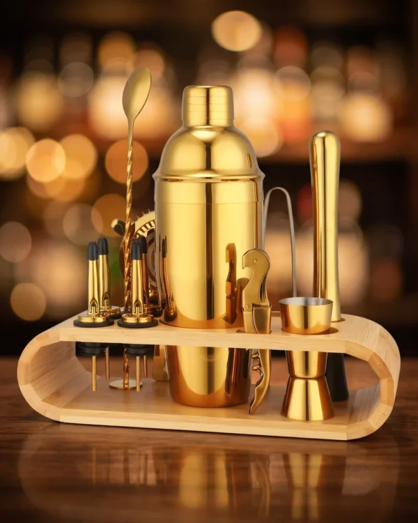 Cocktail kit 12 pieces, gold, 750 ml shaker, on a bar counter