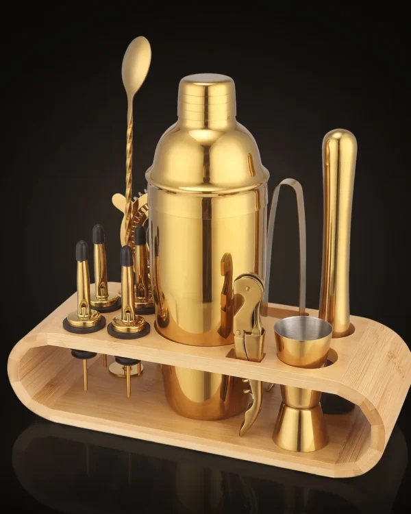 Cocktail kit 12 pieces, gold, 750 ml shaker, three-quarter view