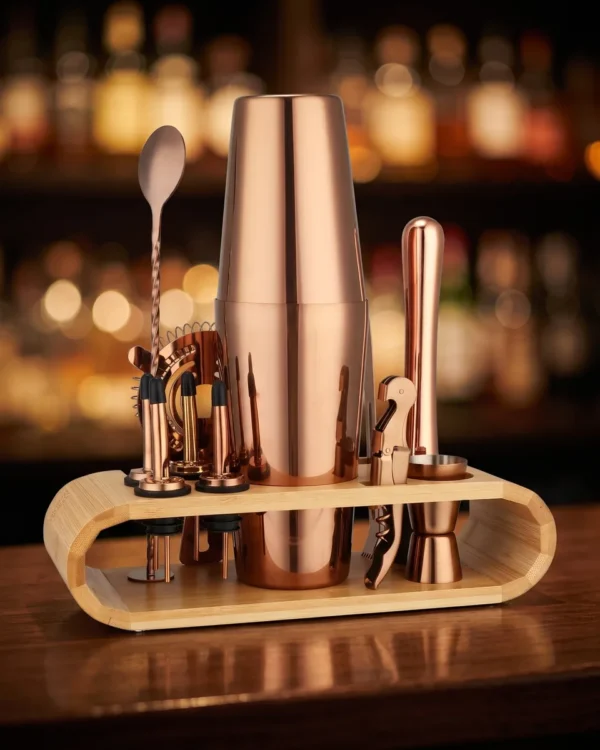 Cocktail kit 12 pieces, rose gold, Boston, on a bar counter