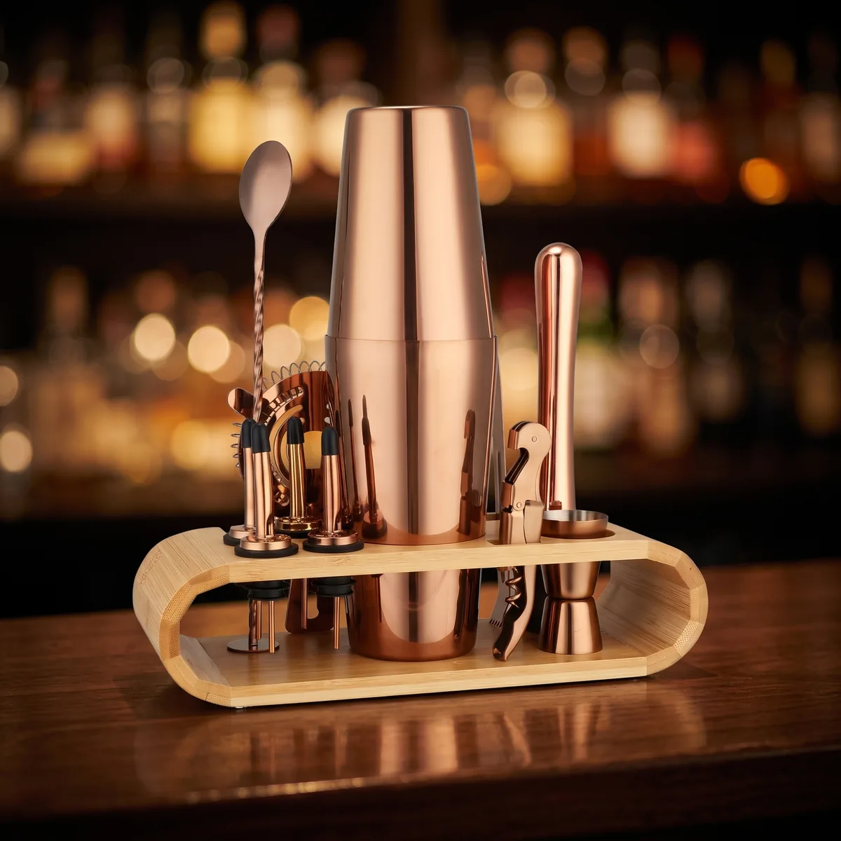 Cocktail kit 12 pieces, rose gold, Boston, on a bar counter