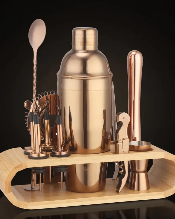 Cocktail kit 12 pieces, rose gold, 750 ml shaker, three-quarter view