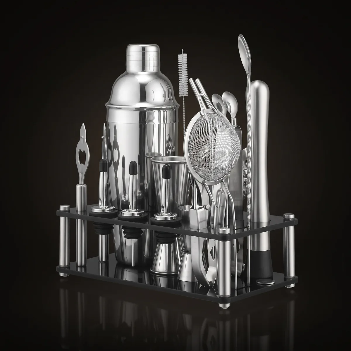 Cocktail kit 20 pieces, acrylic stand, 750 ml shaker, three-quarter view