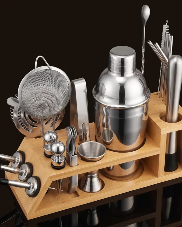 Cocktail kit 20 pieces, bamboo stand, 550 ml shaker, three-quarter view