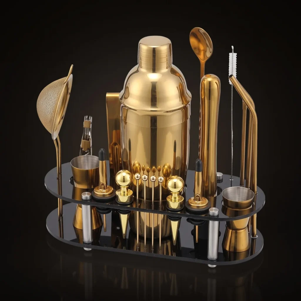 Cocktail kit 23 pieces, gold, 750 ml shaker, three-quarter view