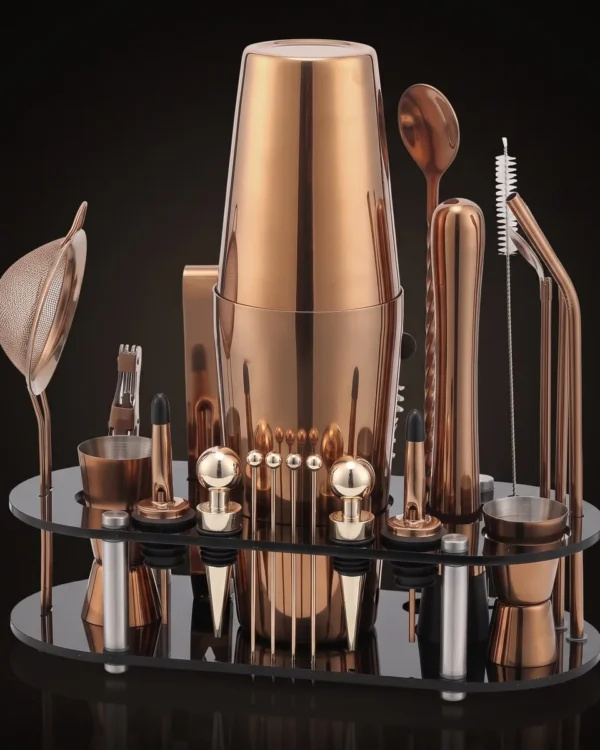 Cocktail kit 23 pieces, rose gold, Boston, three-quarter view