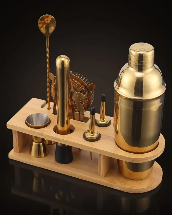 Gold cocktail kit 10 pieces, 750 ml shaker, three-quarter view