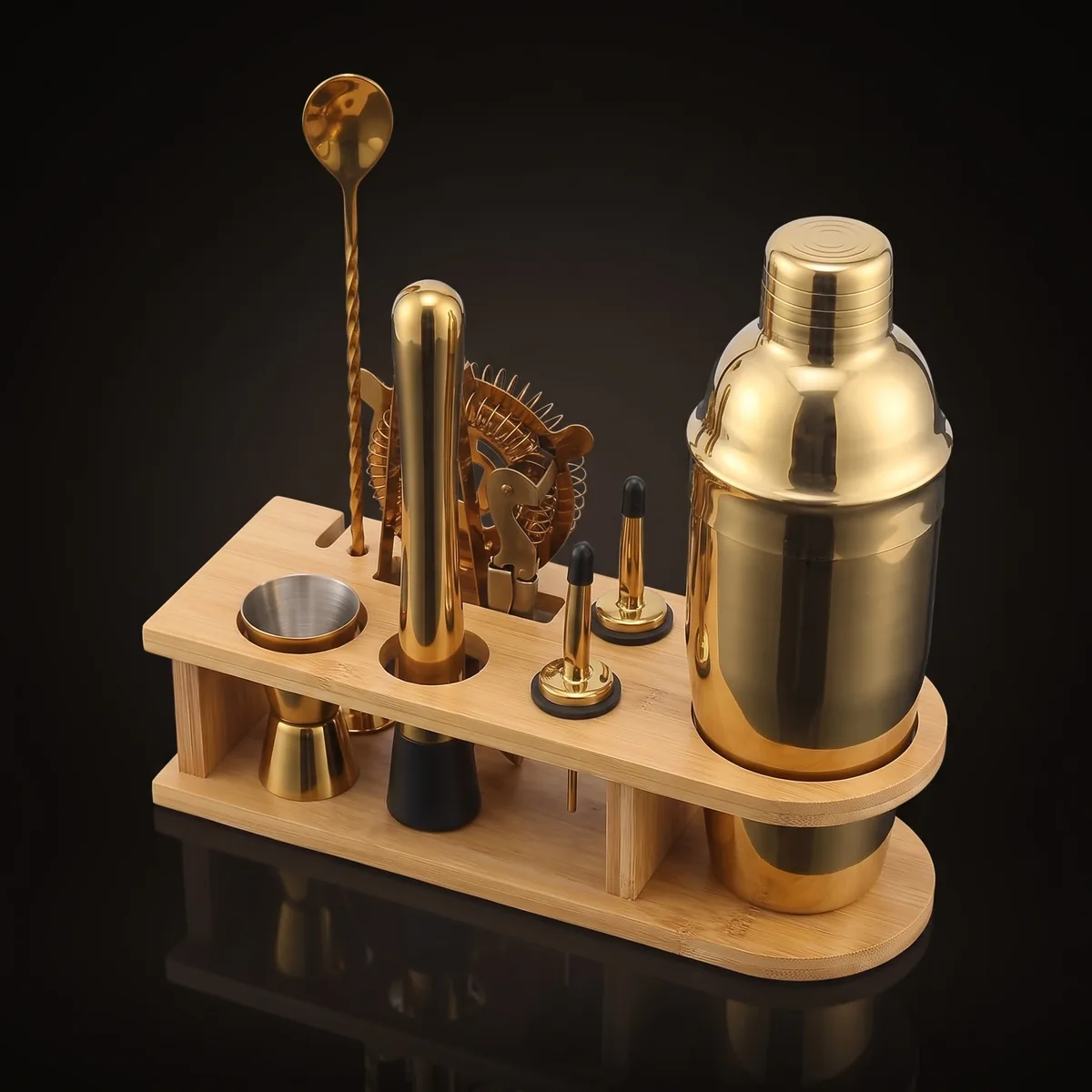 Gold cocktail kit 10 pieces, 750 ml shaker, three-quarter view