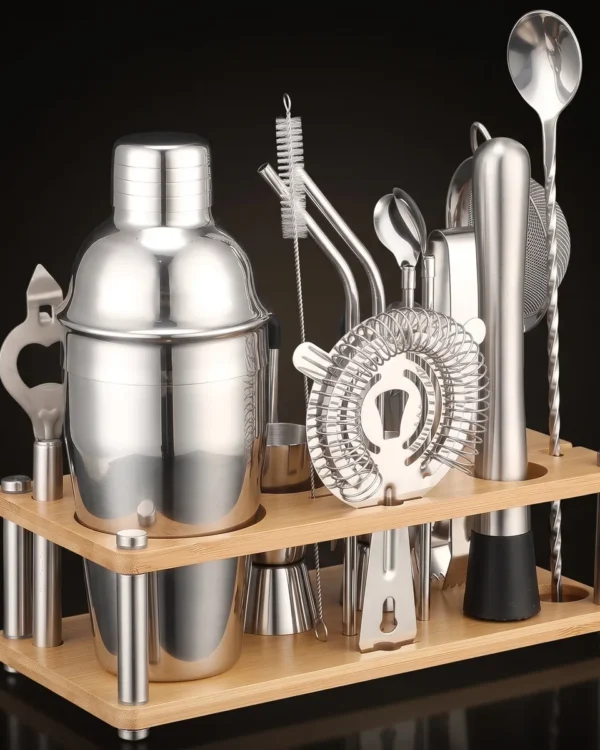Cocktail kit with bamboo stand, 550 ml shaker, front view