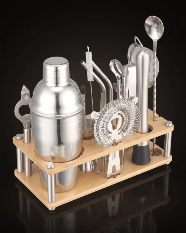 Cocktail kit with bamboo stand, 550 ml shaker, three-quarter view