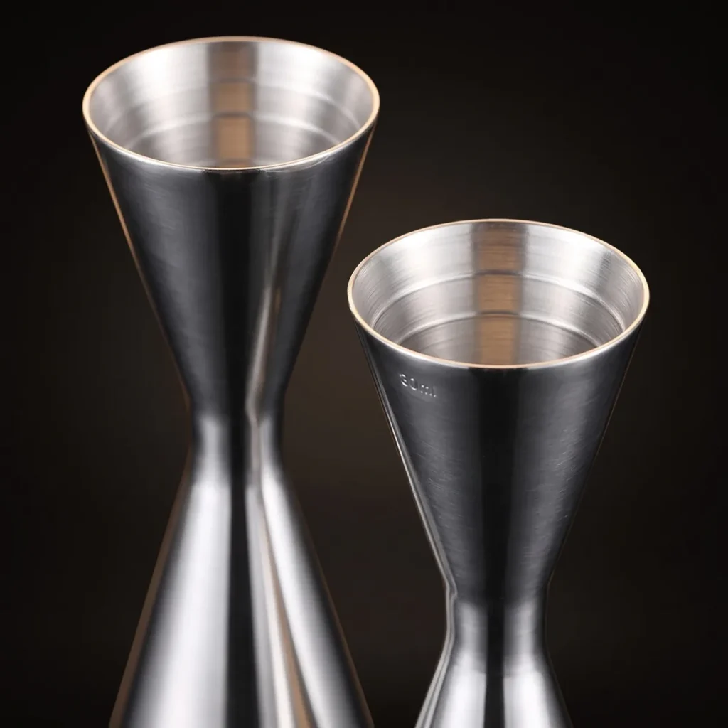 Set of 2 Japanese jiggers 30/60 and 30/45 ml, three-quarter view