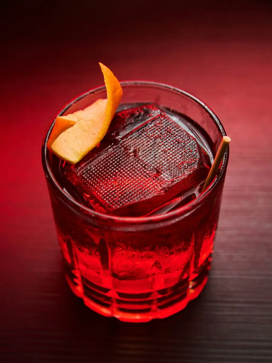 Un Negroni sur un grand glaçon, zeste d'orange