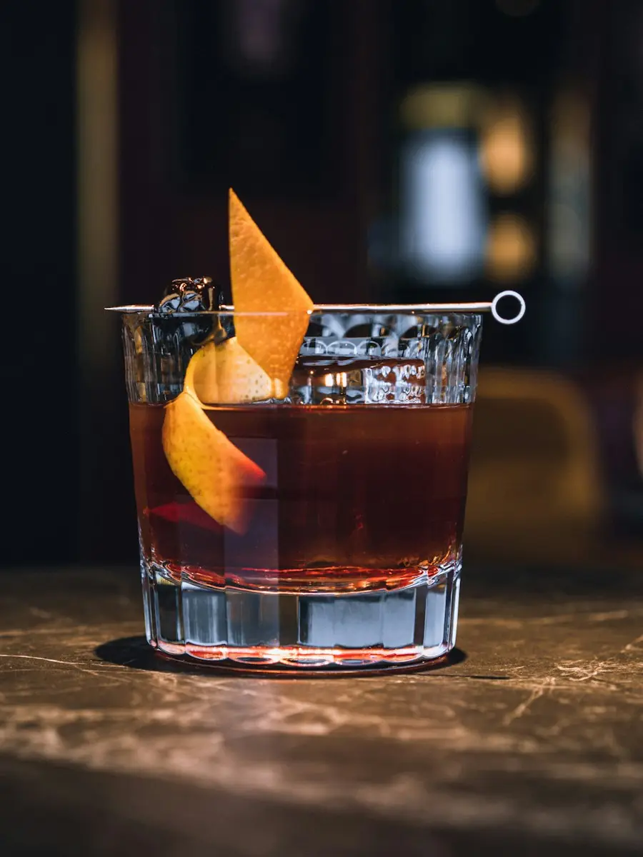 Un Old Fashioned dans un verre ciselé, zeste d'orange
