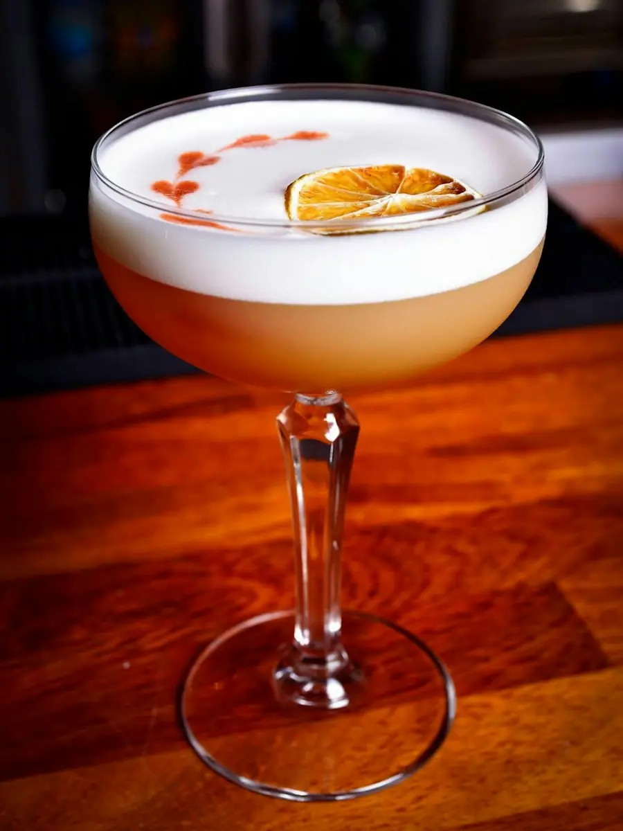 Un Whisky Sour mousseux dans une coupe