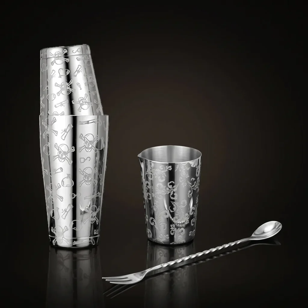 Engraved Boston set 3 pieces, mirror skull, three-quarter view