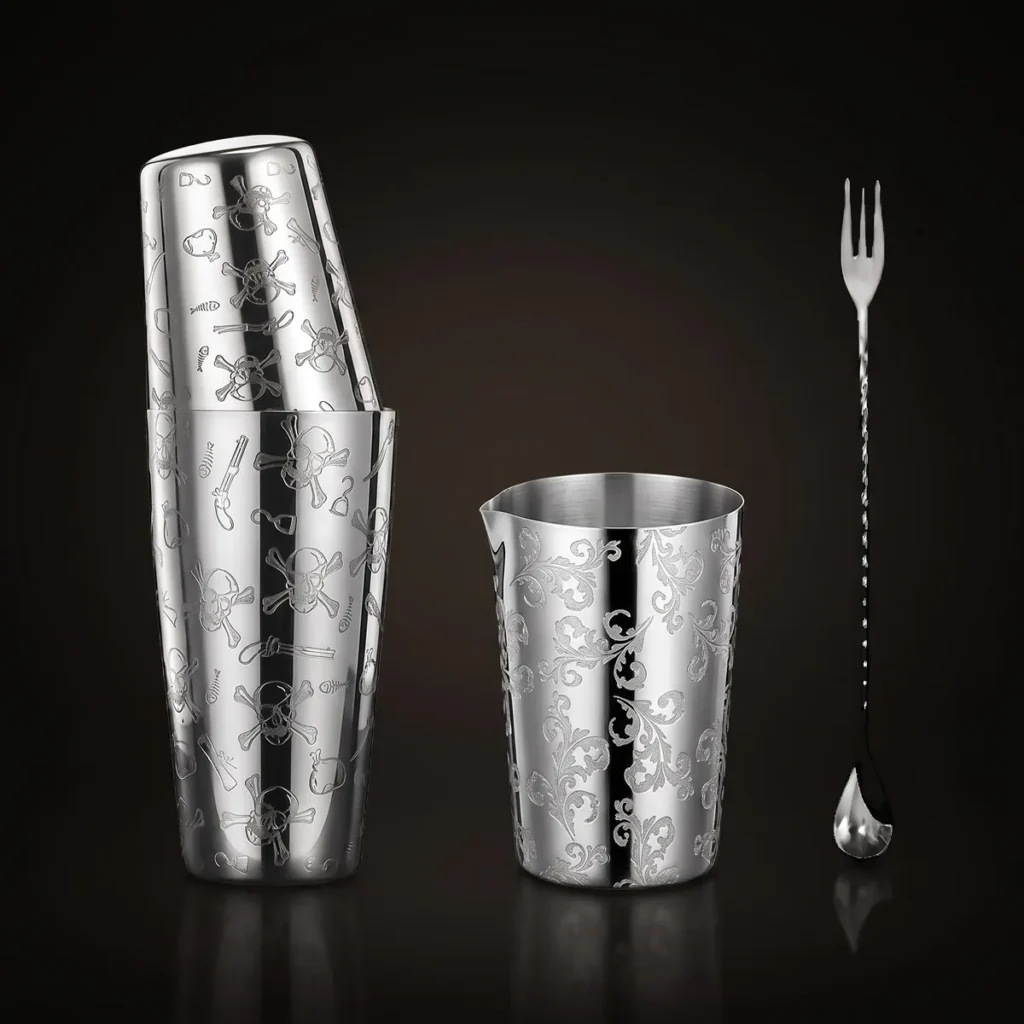 Engraved Boston set 3 pieces, skull pattern, three-quarter view