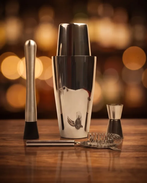 Boston shaker set, 4 pieces with muddler, on a bar counter