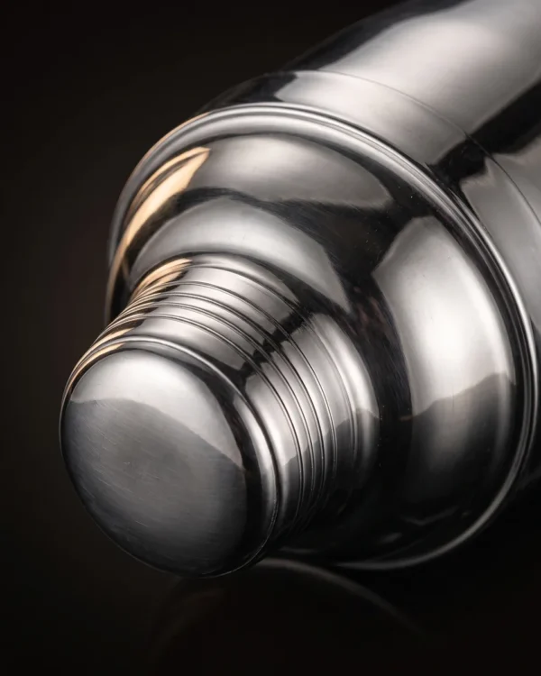 Stainless steel cobbler shaker 550 ml, three-quarter view