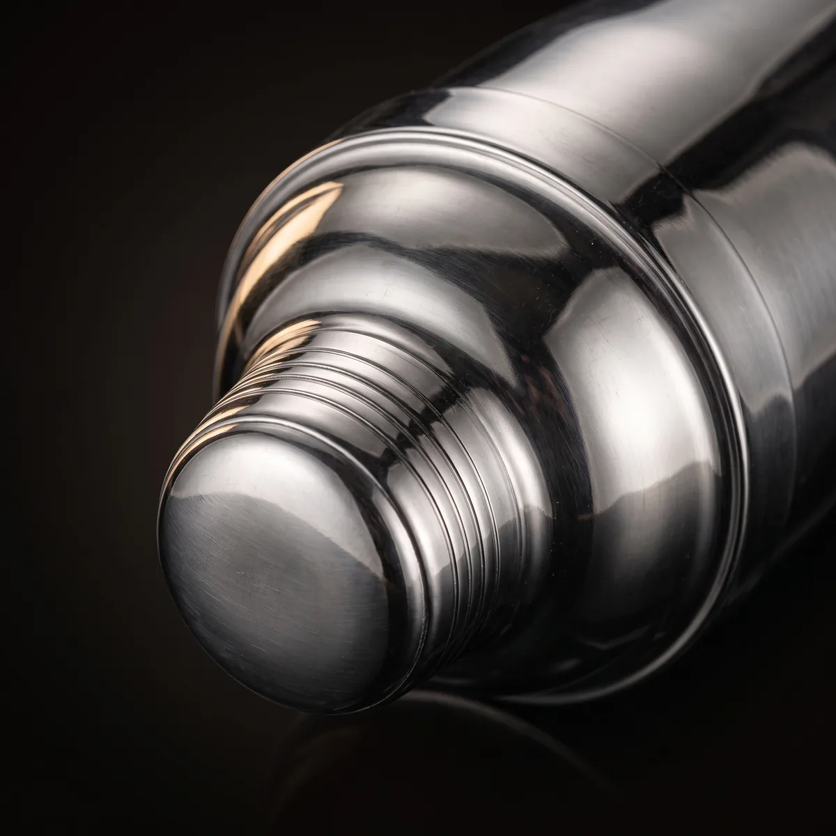 Stainless steel cobbler shaker 550 ml, three-quarter view