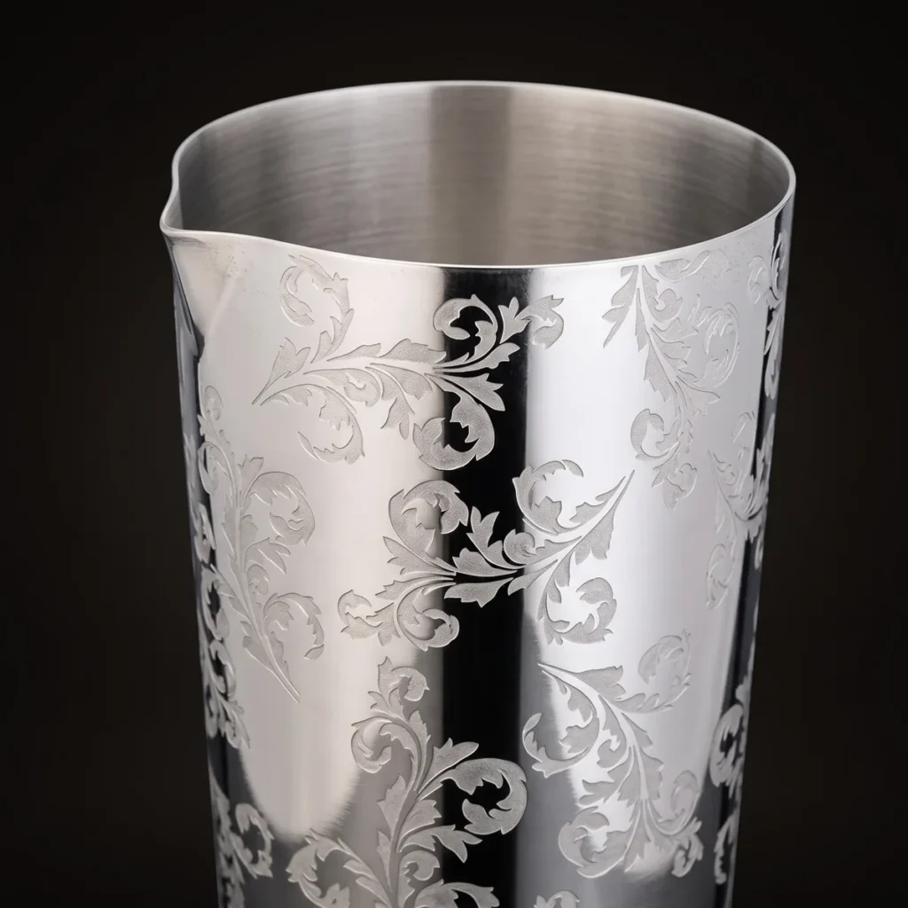 Engraved shaker tin 480 ml, three-quarter view