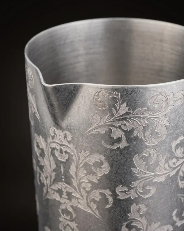Engraved antique-finish shaker tin 480 ml, three-quarter view