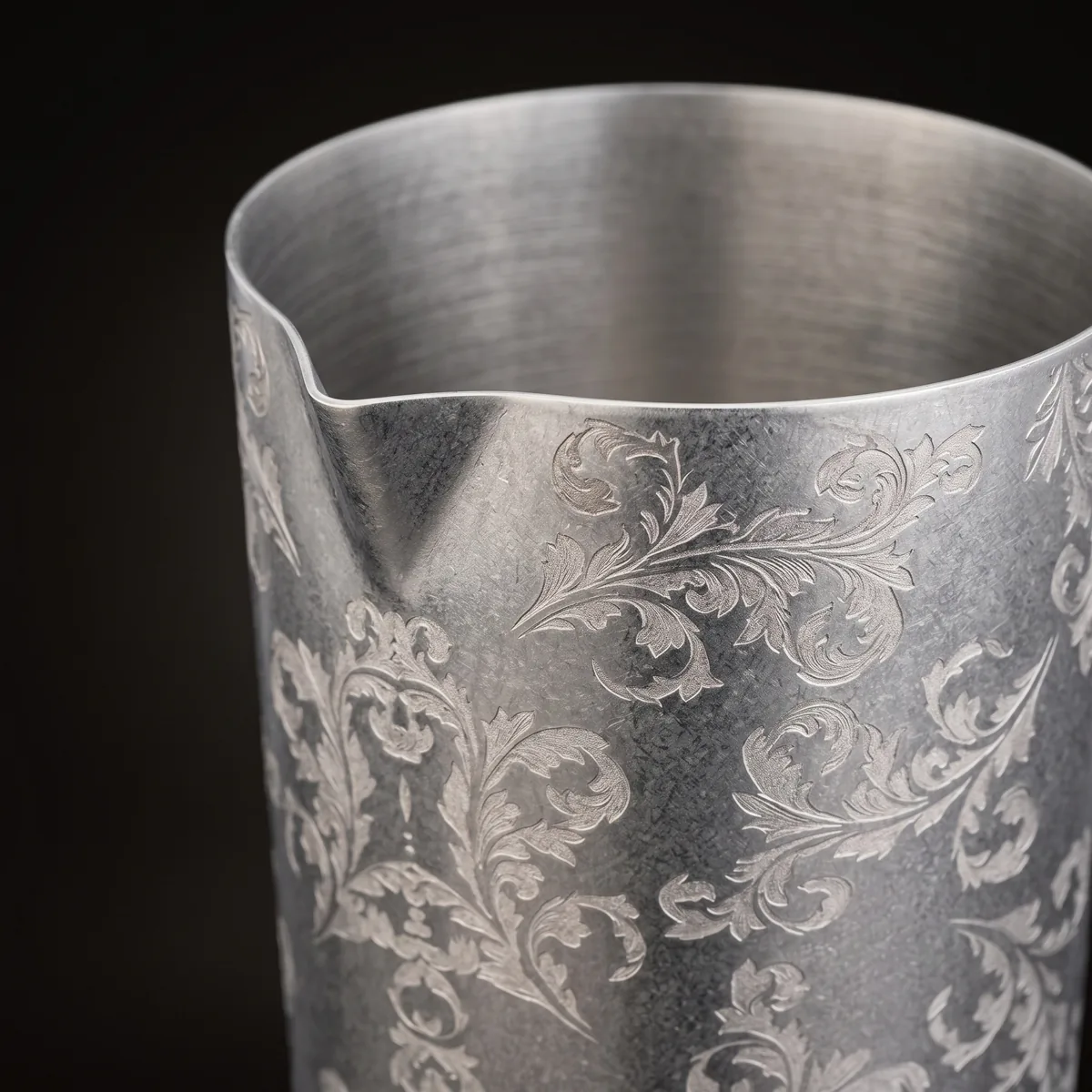 Engraved antique-finish shaker tin 480 ml, three-quarter view