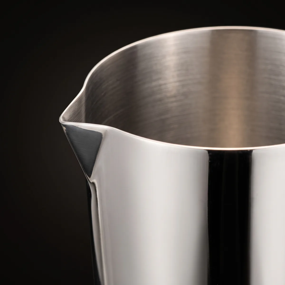 Stainless steel shaker tin 475 ml, three-quarter view