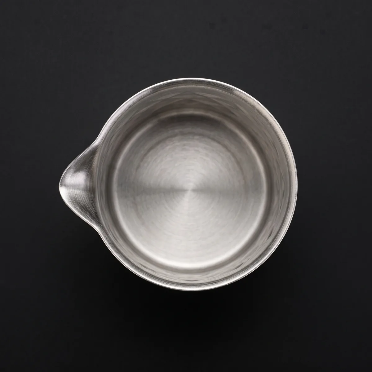 Stainless steel mixing glass, diamond pattern 550 ml, top view