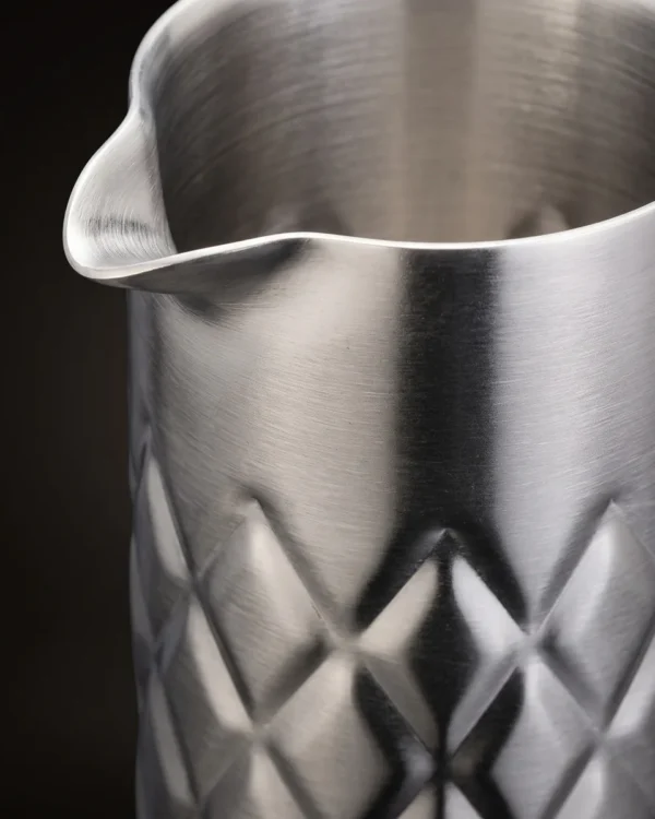Stainless steel mixing glass, diamond pattern 550 ml, three-quarter view