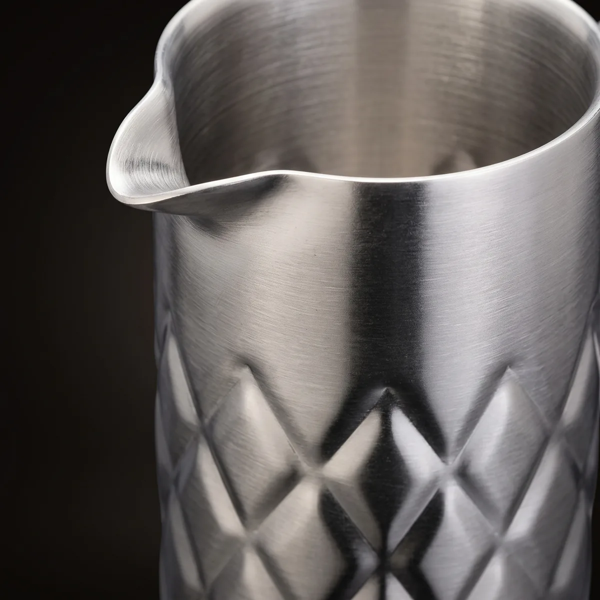Stainless steel mixing glass, diamond pattern 550 ml, three-quarter view